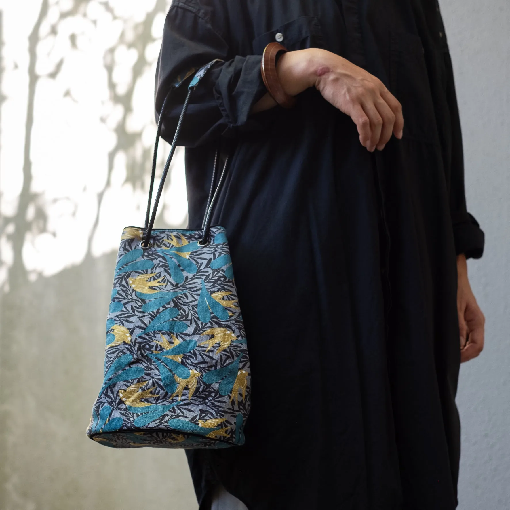 Linen bucket bag 'Swift Swallow'